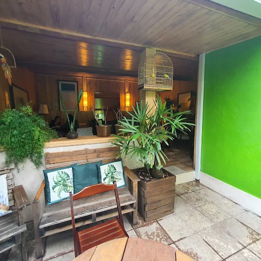 Ambiente do restaurante com mesas